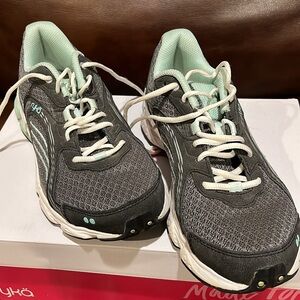 RYKA Ultimate Grey/Blk/Mint size 8.5 m, EUC